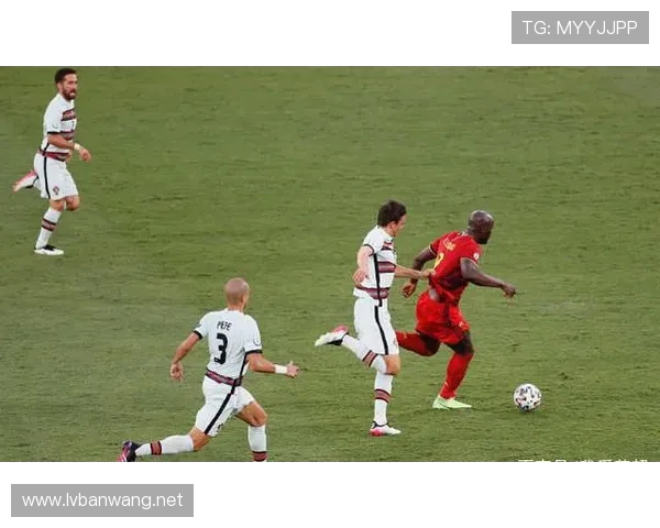 黄蜂队普拉姆利伤退被队友搀扶离场 赛后将接受进一步检查